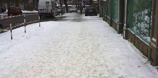 Śnieg i lód na ul Harcerskiej na wysokości budynku NFZ-u.