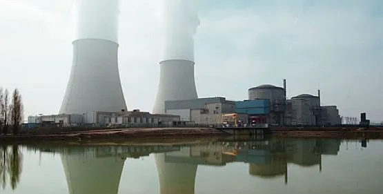 Zwolennicy budowy elektrowni atomowych przekonują, że to najtańszy i najbezpieczniejszy sposób pozyskiwania energii. Nz. elektrownia atomowa w Nogent-sur-Seine we Francji.