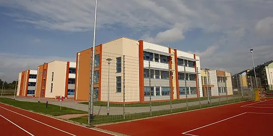 Szkoła na Ujeścisku: budynek idealny, drogi wokół: jeszcze nie.