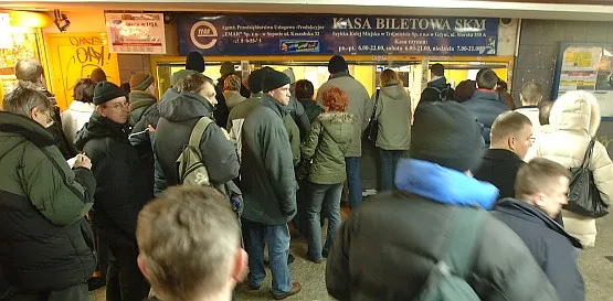 Żeby uniknąć kolejek przed kasami, wielu pasażerów gdańskiej komunikacji miejskiej doładowuje swoje bilety miesięczne z wyprzedzeniem. Tym razem mają wybór: zapłacić więcej niż powinni, lub odstać swoje.