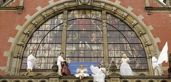 Od dwóch lat kopię Sadu Ostatecznego Hansa Memlinga, można podziwiać w oknie hali głównej gdańskiego dworca PKP.