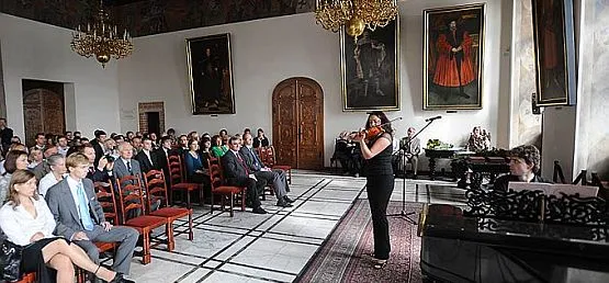 Magda Biskupska dzięki stypendium Fahrenheita od czterech lat studiuje grę na skrzypcach w wiedeńskim konserwatorium. Podczas wręczenia stypendiów na ten rok zrewanżowała się koncertem zagranym w Ratuszu Głównego Miasta.