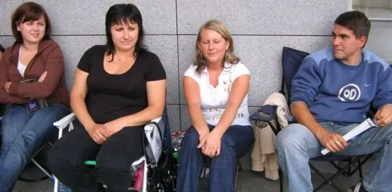Na iPhone'a czekają pod sklepem w Gdańsku od lewej: Martyna, Iza, Aneta i Krzysiek