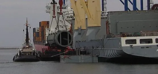Reaktor przeładowano już ze statku na pokład barki, którą popłynie do nabrzeża Rafinerii Gdańskiej.