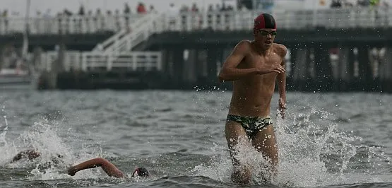 W te wakacje wyścigi pływackie dookoła mola odbędą się trzykrotnie. 