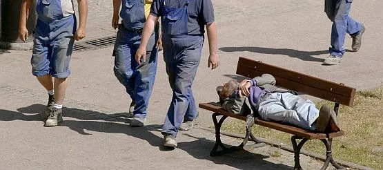 Streetworkerzy opiekują się tymi, którymi mało kto się przejmuje. Nz. bezdomny śpiący na Monciaku.