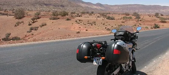 Srebrna Yamaha na tle marokańskich pejzaży. 