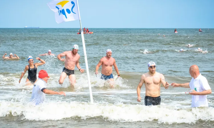 Na zmienionej i skróconej trasie rywalizowało w Sopocie ponad 100 pływaków. 