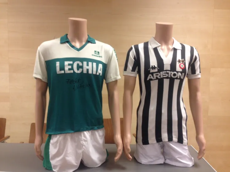 W takich koszulkach zaprezentowały się Lechia i Juventus Turyn w meczu Pucharu Zdobywców Pucharów w 1983 roku. 