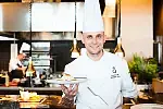 - Mamy otwartą kuchnię, więc goście mogą obserwować kucharza, który przygotowuje dla nich danie - mówi Przemysław Woźny, szef kuchni restauracji G&#229;RD.