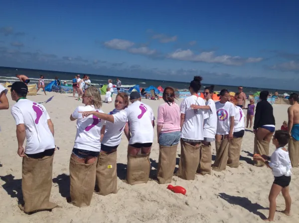 Wolontariusze akcji "Barefoot Projekt Czysta Plaża 2015" sprzątają plażę w Sopocie. 