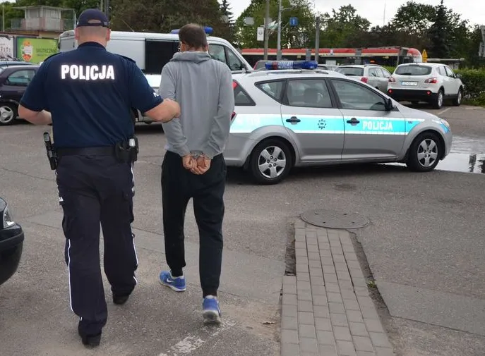 Geniusz zbrodni w drodze do Aresztu Śledczego na ul. Kurkowej w Gdańsku. Nie tak miał wyglądać finał jego misternego planu.