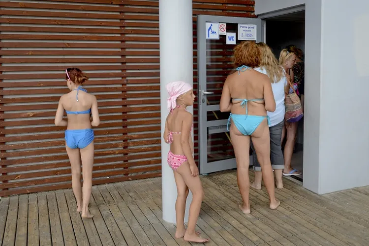 Na plaży w Gdyni Śródmieściu toaleta jest bezpłatna tylko dla dzieci do 10 roku życia.