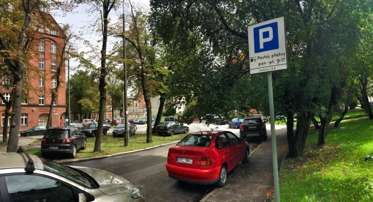 Nowy znak oznaczający początek strefy płatnego parkowania u zbiegu ul. Stajennej i ul. Browarnej.