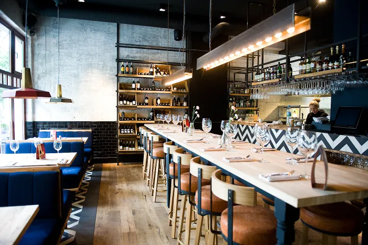 - Tak zwany common table to trend, na który właściciele lokali coraz częściej zwracają uwagę przy projektowaniu wnętrza - mówi architekt Filip Kozarski. Na zdjęciu wnętrze restauracji Crudo.