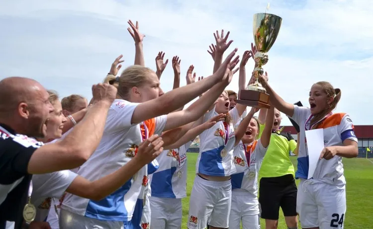 W ramach przygotowań do sezonu piłkarki Sztormu grały m.in. na turnieju U-19 w Czechach, gdzie wywalczyły główne trofeum. Czy młody zespół prowadzi sobie w ekstralidze w roli beniaminka?