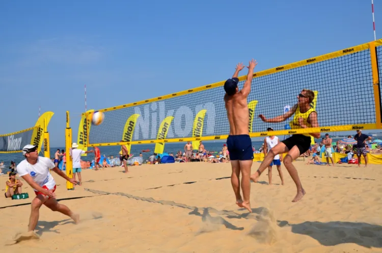 Przy obecnych upałach większość trójmiejskich plażowiczów preferuje opalanie i kąpiele. Na szczęście na trójmiejskich piaskach nie brakuje miejsca dla sportowców.