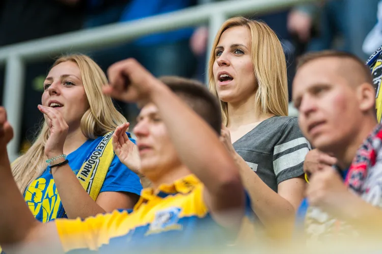 Tak cieszyli się kibice Arki podczas inauguracyjnego meczu Pucharu Polski z Pogonią Siedlce. W najbliższą środę publiczność może wesprzeć żółto-niebieskich w walce o awans do 1/8 finału. 