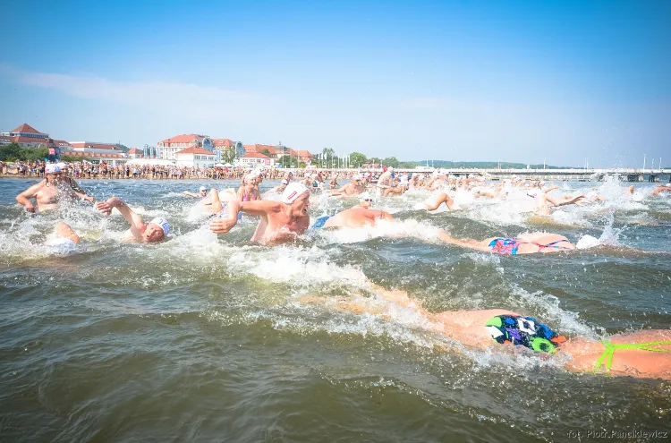 W drugim tegorocznym wyścigu dookoła mola w Sopocie wzięło udział około 170 amatorów pływania oraz wyczynowych zawodniczek i zawodników.