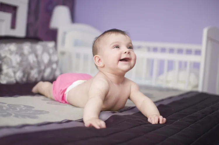 Wielu rodziców docenia obecność dziecięcego łóżeczka w sypialni w pierwszych miesiącach życia dziecka. 