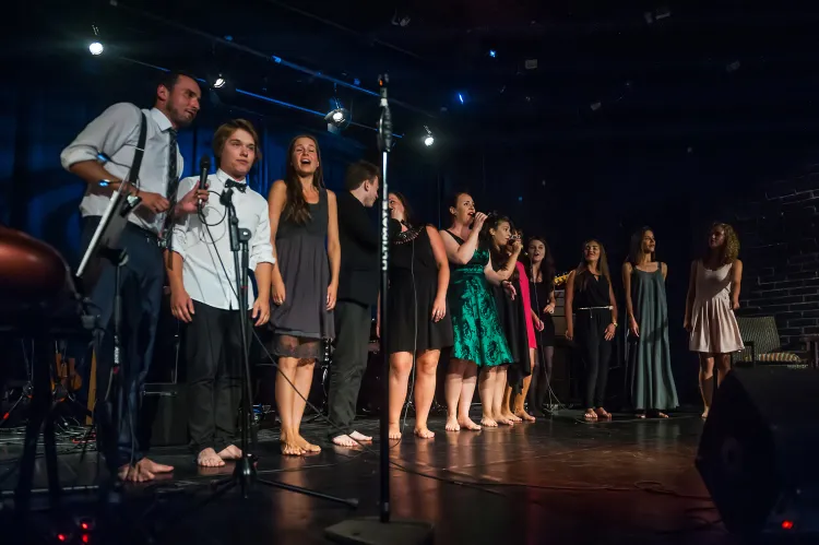 W tegorocznym Konkursie "Pamiętajmy o Osieckiej" bierze udział 10 finalistów, którzy zgodnie z tradycją tej imprezy, po koncercie wspólnie śpiewają hymn Konkursu - słynną piosenkę "Okularnicy".