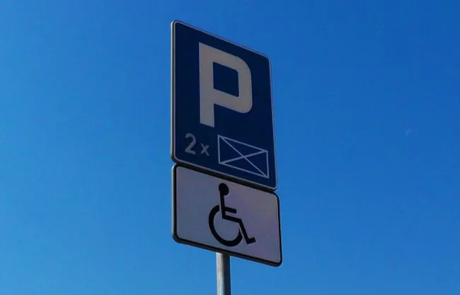 Za bezprawne posługiwanie się kartą parkingową dla niepełnosprawnych grozi 300 zł mandatu, a za parkowanie w miejscu dla nich przeznaczonym - 800 zł.