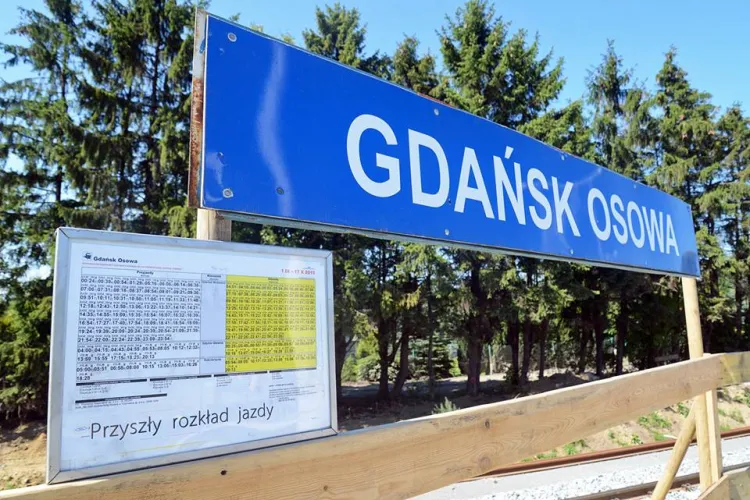 Tablica z nowym rozkładem jazdy na przebudowywanej stacji Gdańsk Osowa.