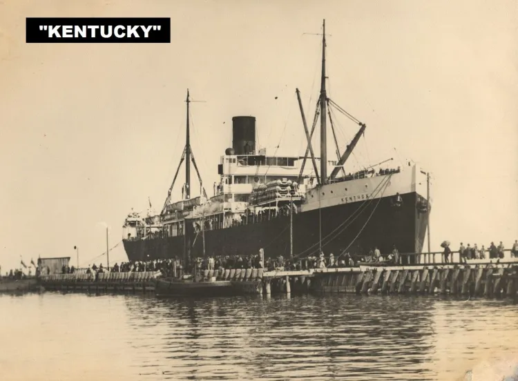 13 sierpnia 1923 roku do Gdyni przypłynął pierwszy zagraniczny statek pełnomorski, francuski parowiec Kentucky, który zabrał na pokład polskich emigrantów.