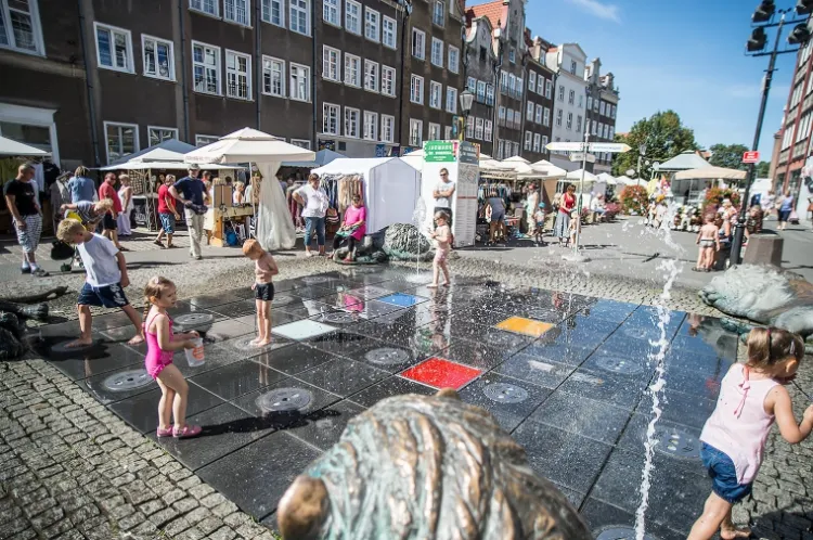 No to do wody dla ochłody - w upalne dni największą frajdę z biegania po wodzie mają oczywiście dzieci. Na zdjęciu Fontanna Czterech Kwartałów w Gdańsku.