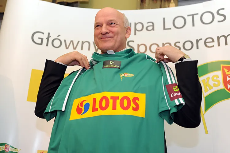 Grupa Lotos jest sponsorem tytularnym Lechii Gdańsk od blisko pięciu lat, a od trzech finansuje także program szkolenia dzieci na Pomorzu, który realizuje przez stowarzyszenie APLG. Na zdjęciu prezes Paweł Olechnowicz podczas podpisywania pierwszej umowy z klubem 23 listopada 2010 roku. 