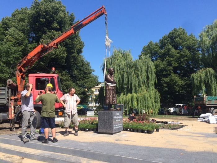 Pomnik Anny Walentynowicz wraz z fragmentem nowego otoczenia powstał w oderwaniu od wcześniej wypracowanych propozycji zmian na skwerze we Wrzeszczu.