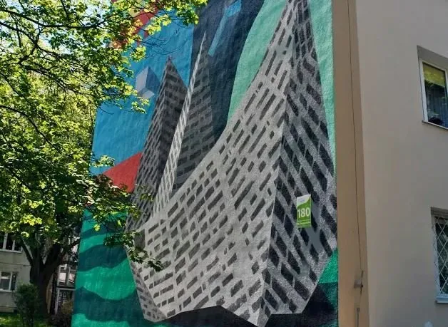 Nowy mural w "Porcie Wrzeszcz", który powstał na ścianie bloku przy al. Grunwaldzkiej 180, przedstawia załadowany kontenerowiec oraz statek z papieru.