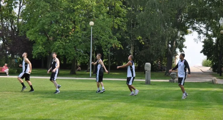 W początkowej fazie przygotowań do sezonu 2015/2016 koszykarze Trefla trenują także przy Łazienkach Północnych w Sopocie.