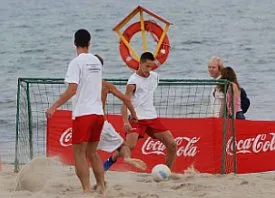 Okazało się, że na sopockiej plaży bardziej liczy się doświadczenie w kopaniu piłki na piasku niż reprezentacyjna nominacja na Euro 2008.