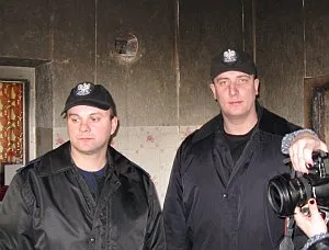 Sierżant Adam Florek i posterunkowy Dariusz Groth i - ich akcja uratowała życie mieszkańca płonącego domu w Demptowie.