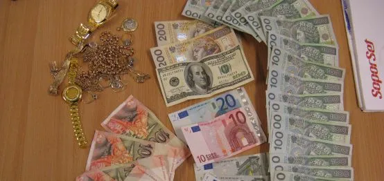 Policjanci odzyskali część wyłudzonych przez oszustów pieniędzy. Co ciekawe, w kilku ujawnionych już przypadkach oszustwa, powtarzał się wątek wykorzystania słowackich koron.