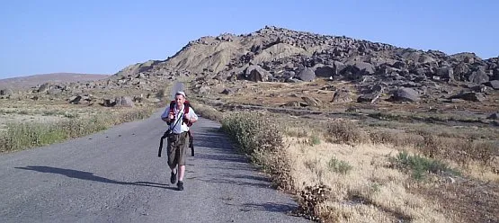 Krzysztof Skok w drodze powrotnej z góry Qobustan w Azerbejdżanie. Jeszcze na piechotę. Niebawem wsiądzie na rower i spędzi na nim cztery miesiące.