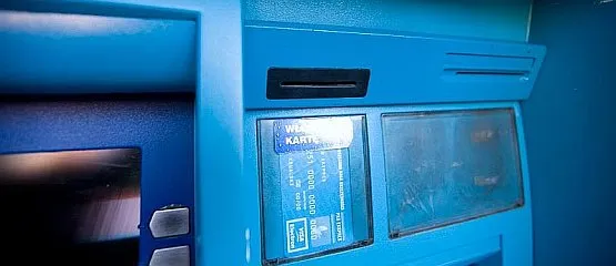 Tak wyglądał bankomat z nakładką na szczelinę, w którą wkłada się kartę...