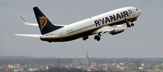 Boeing Ryanair'a startuje z lotniska w Rębiechowie. 