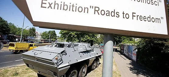 Milicyjny transporter postoi przed wejściem na wystawę do czasu, aż w Gdańsku powstanie muzeum Europejskie Centrum Solidarności. 