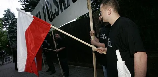 Pikiety pod domem Lecha Wałęsy organizowane są co roku. Nz. przeciwnicy byłego prezydenta w czasie manifestacji 4 czerwca 2007 r.