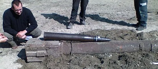 Trzymetrowa lufa działa przeciwlotniczego została odkopana w czwartek na gdańskim Grodzisku. W jej wnętrzu znajduje się prawdopodobnie taki sam pocisk, jak widoczny na zdjeciu.