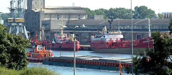 Zamiast przepychać się przez Gdańsk, część ciężarówek rozładuje towar w bazie logistycznej w Elblągu. Stamtąd zostanie on dostarczony małym statkiem dowozowym lub barką na duży statek w portach Trójmiasta.