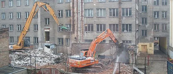 Maszyny budowlane zakłócą życie mieszkańców, ale ci nie powinni narzekać: deweloper bowiem wcześniej rozważał wyburzenie budynku MORS-a poprzez wysadzenie go w powietrze.