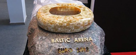 Jednym z eksponatów, które można podziwiać na targach jest bursztynowa miniatura stadionu Baltic Areny. Makieta wraz kamieniem, na którym stoi, waży ok. 60 kilogramów. Jej twórcą jest Mariusz Drapikowski z Gdańska. 