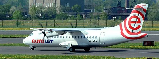 Samolot ATR 42 na pasie lotniska w Rębiechowie. 