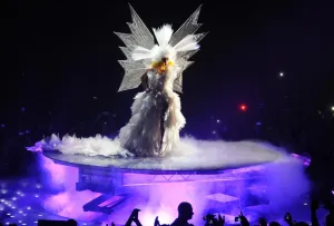 26 listopada 2010 r. Piętrowe podesty, samochód, kolejka górska, płonący fortepian, czterometrowy potwór, masa gadżetów i strojów... i ona - Lady Gaga.
