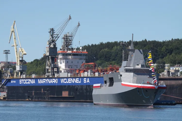 Zawiązało się konsorcjum - Stoczni Marynarki Wojennej i Polskiej Grupy Zbrojeniowej, które ma walczyć o wojskowe kontrakty. Na zdjęciu ORP "Ślązak" po wodowaniu, podczas holowania do nabrzeża wyposażeniowego SMW.