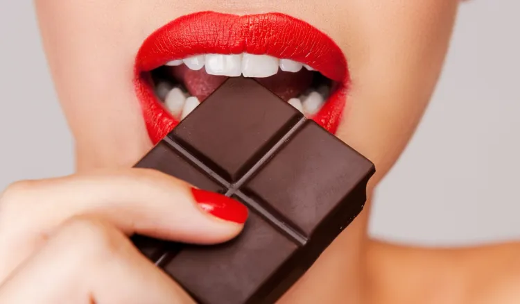 Czekolada nie musi wiązać się z liczeniem kalorii. Wystarczy zainwestować w aromatyczne kosmetyki, które sprawią, że będziemy pachnieć jak słodkie pralinki czekoladowe. 