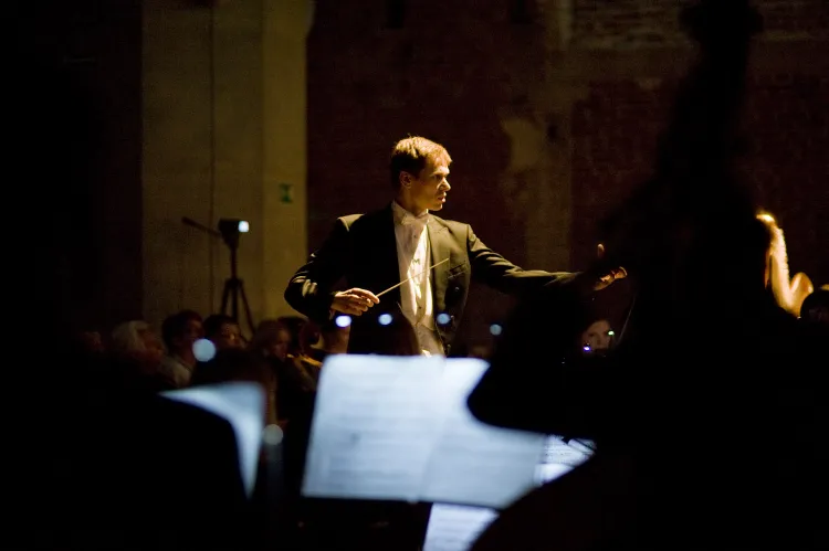 Rafał Kłoczko prowadzi Orkiestrę Tutta Forza podczas wielu oryginalnych przedsięwzięć, jak spektakle operowe bardzo rzadko wystawiane w Polsce.